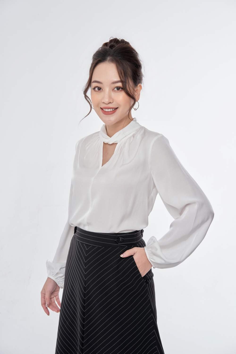 Áo kiểu cổ xoắn