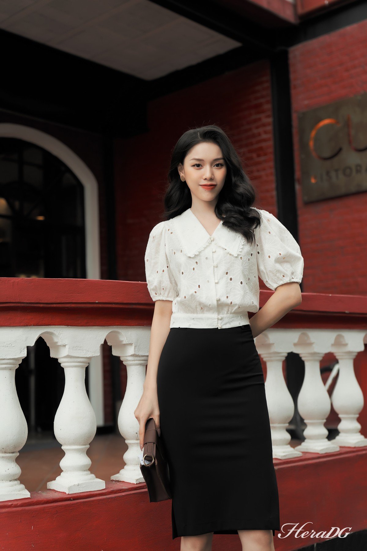 Áo kiểu thêu cổ V