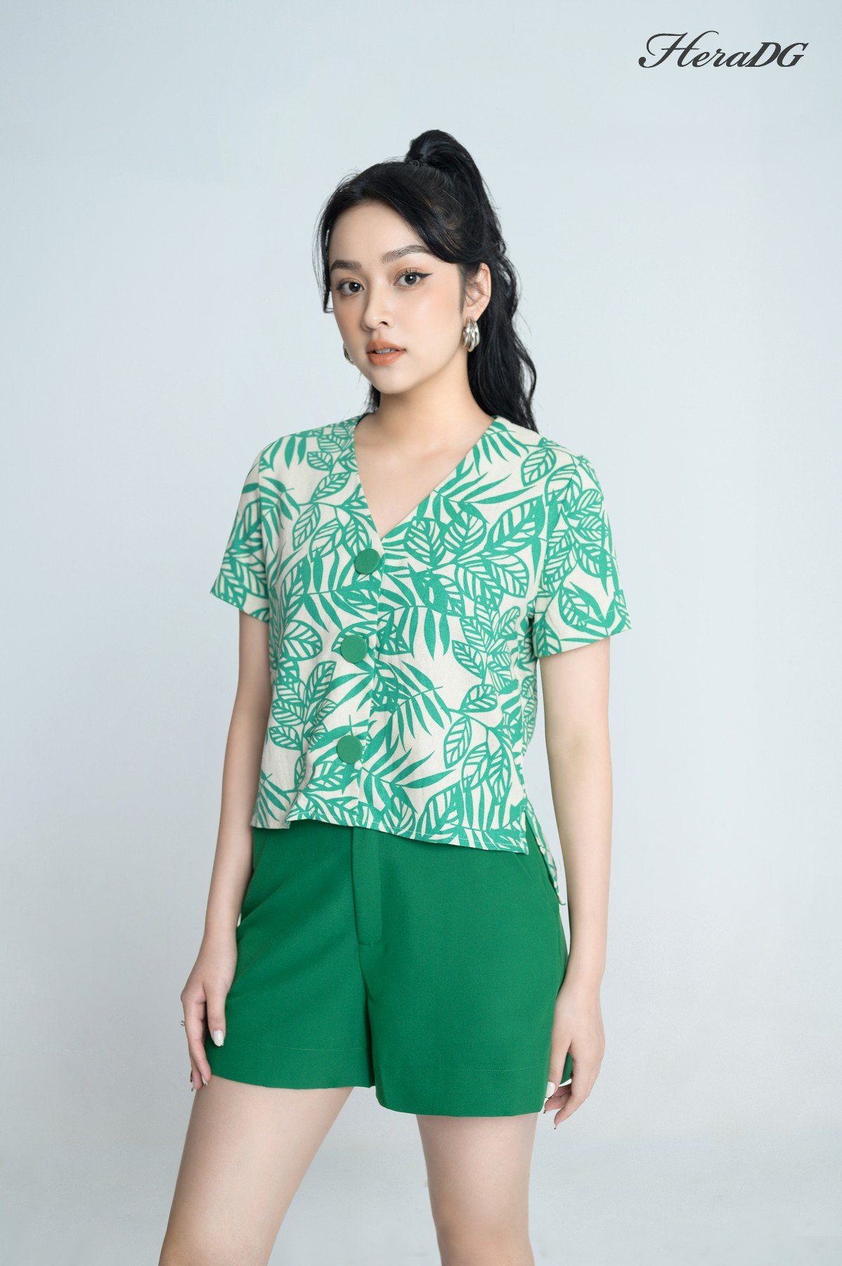 Áo kiểu tay cộc cổ V