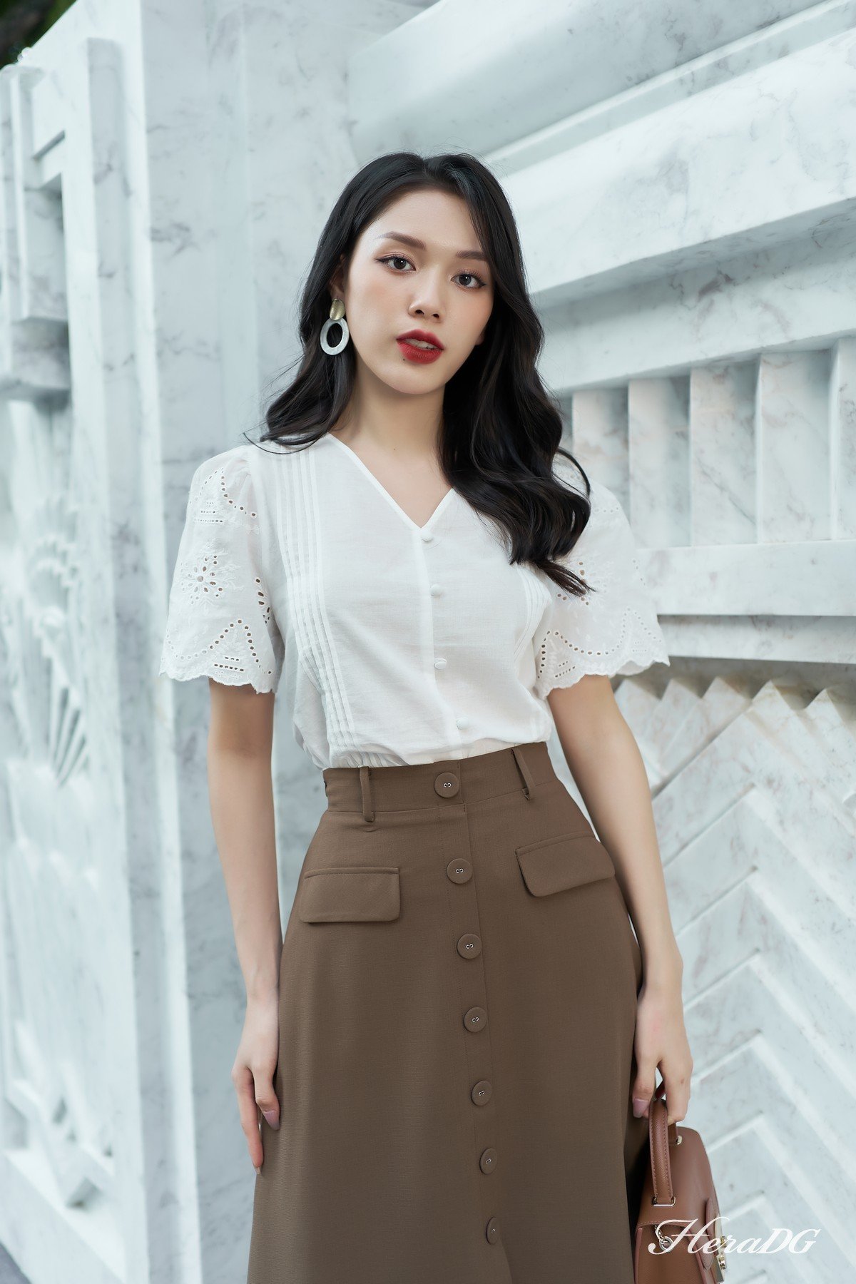 Áo suông thêu xếp ly ngực