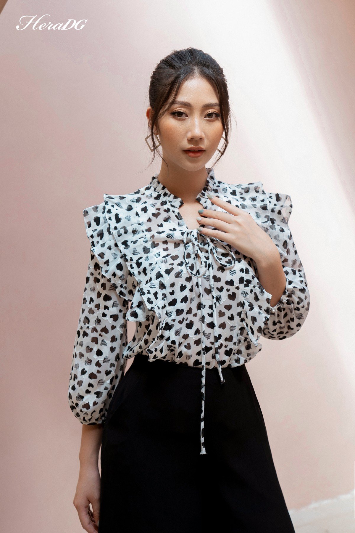 Áo xếp bèo thân, thắt nơ cổ
