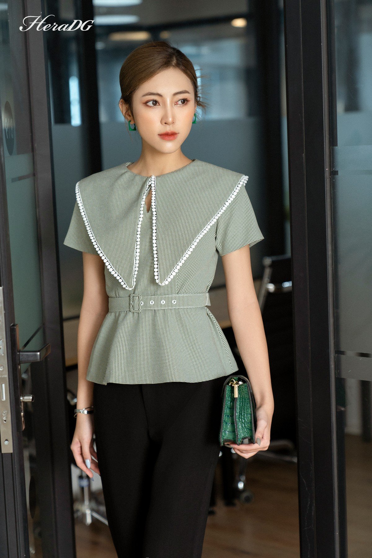 Áo lá cổ to phối ren