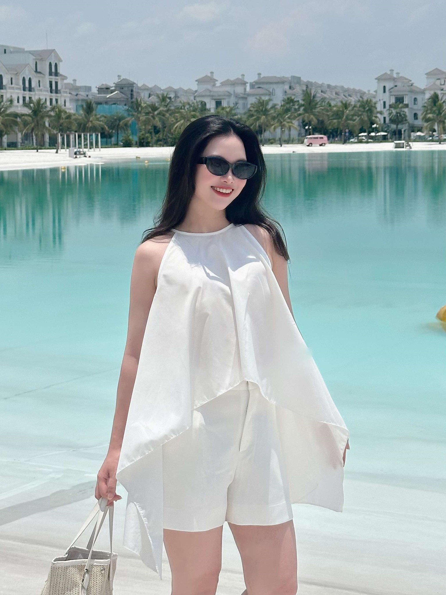 Áo kiểu dáng yếm bèo đổ