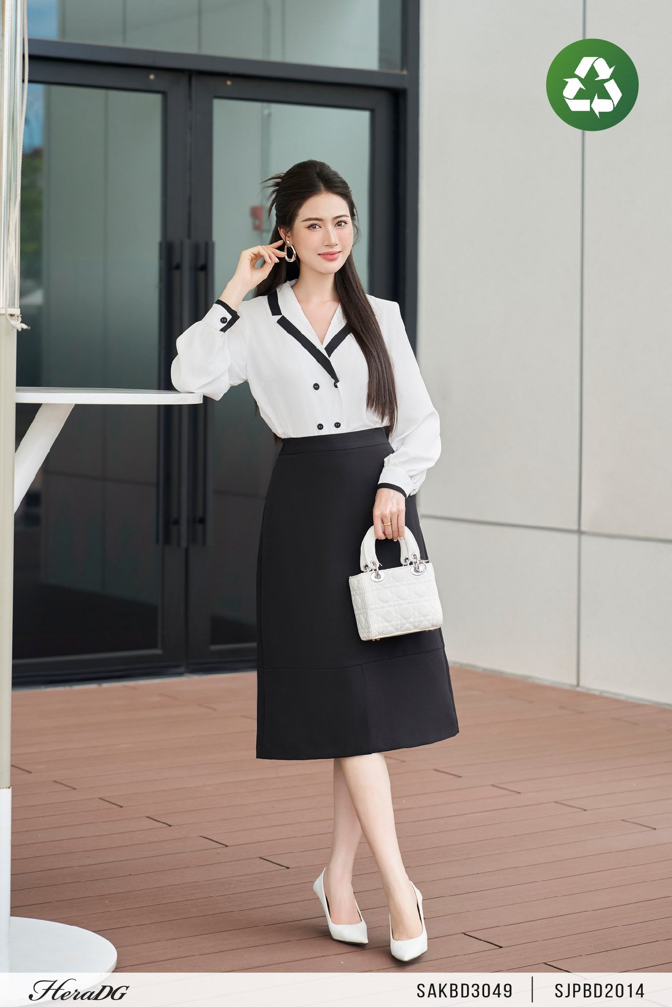 Áo kiểu cổ vest phối đen