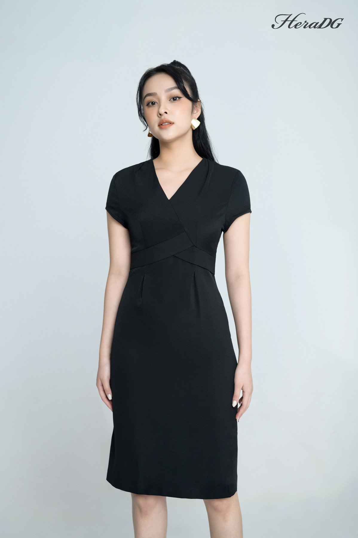Đầm ôm cổ V xếp ly vai