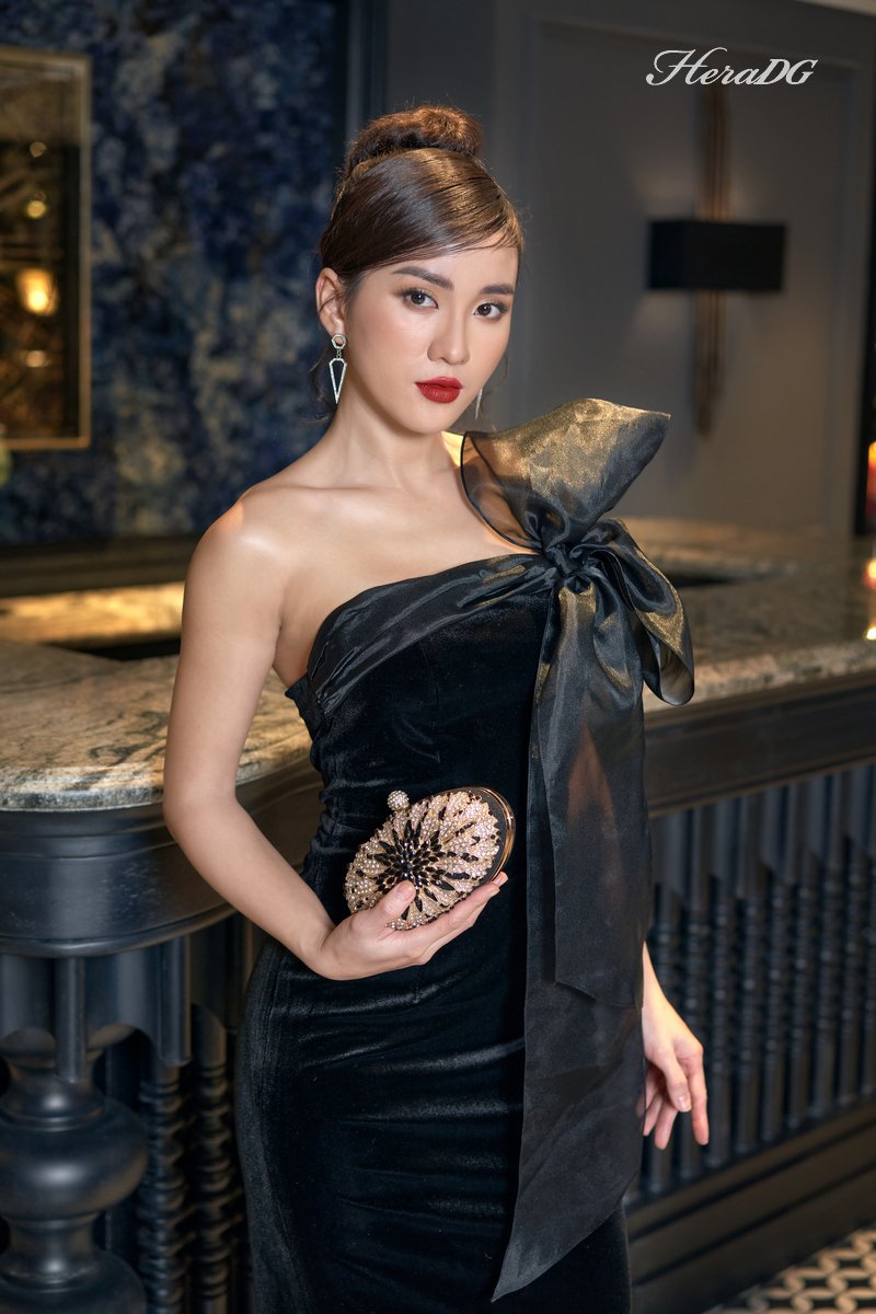 Đầm nhung ôm nơ vai