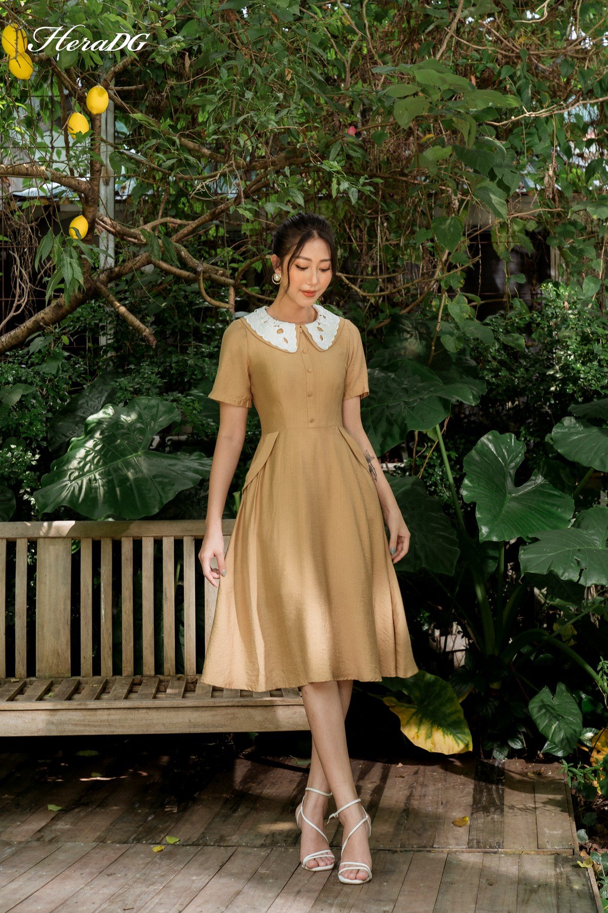 Đầm xoè lá cổ ren