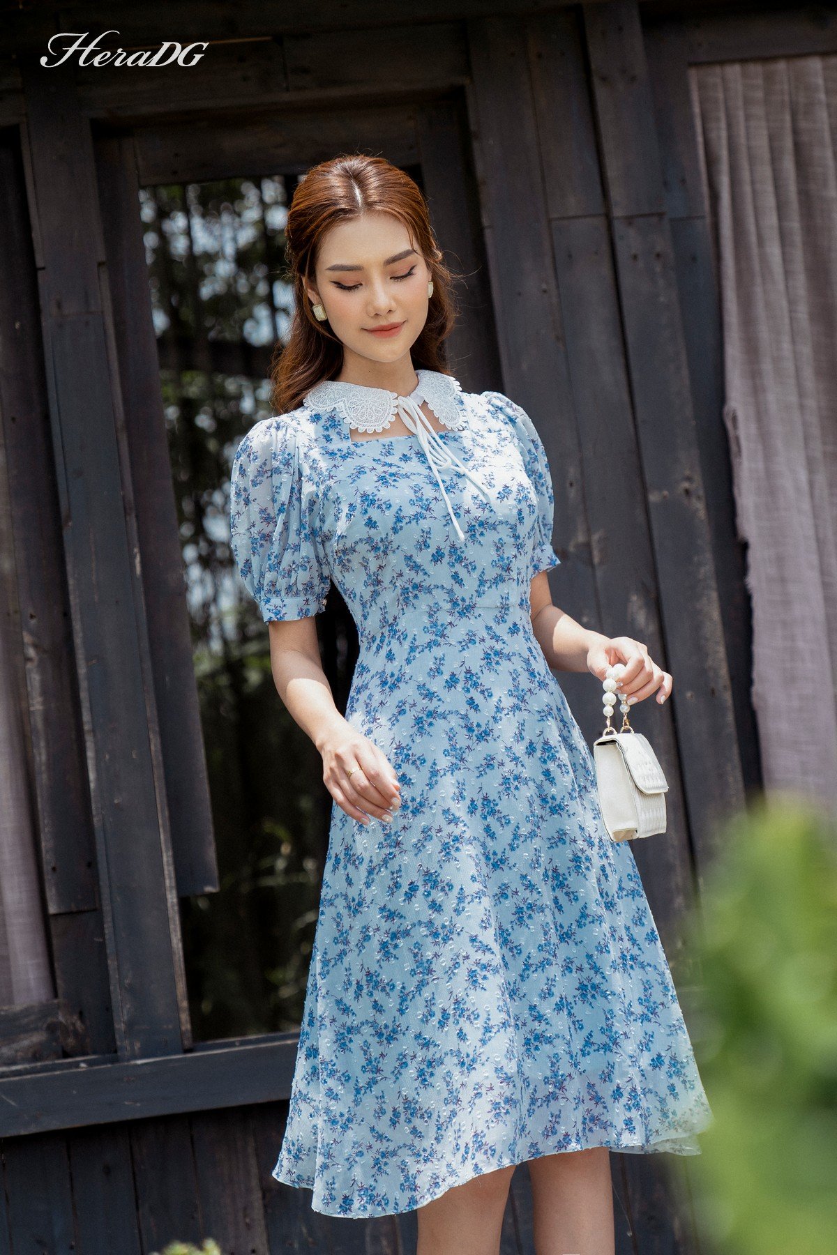 Đầm xoè cổ ren