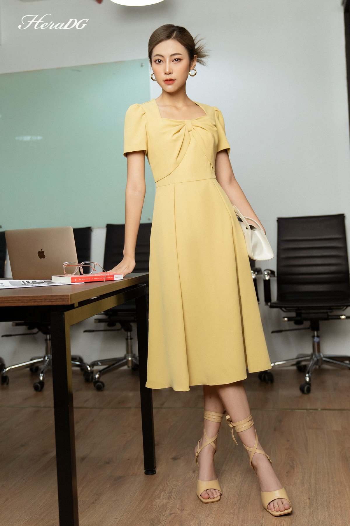 Đầm xoè nơ ngực