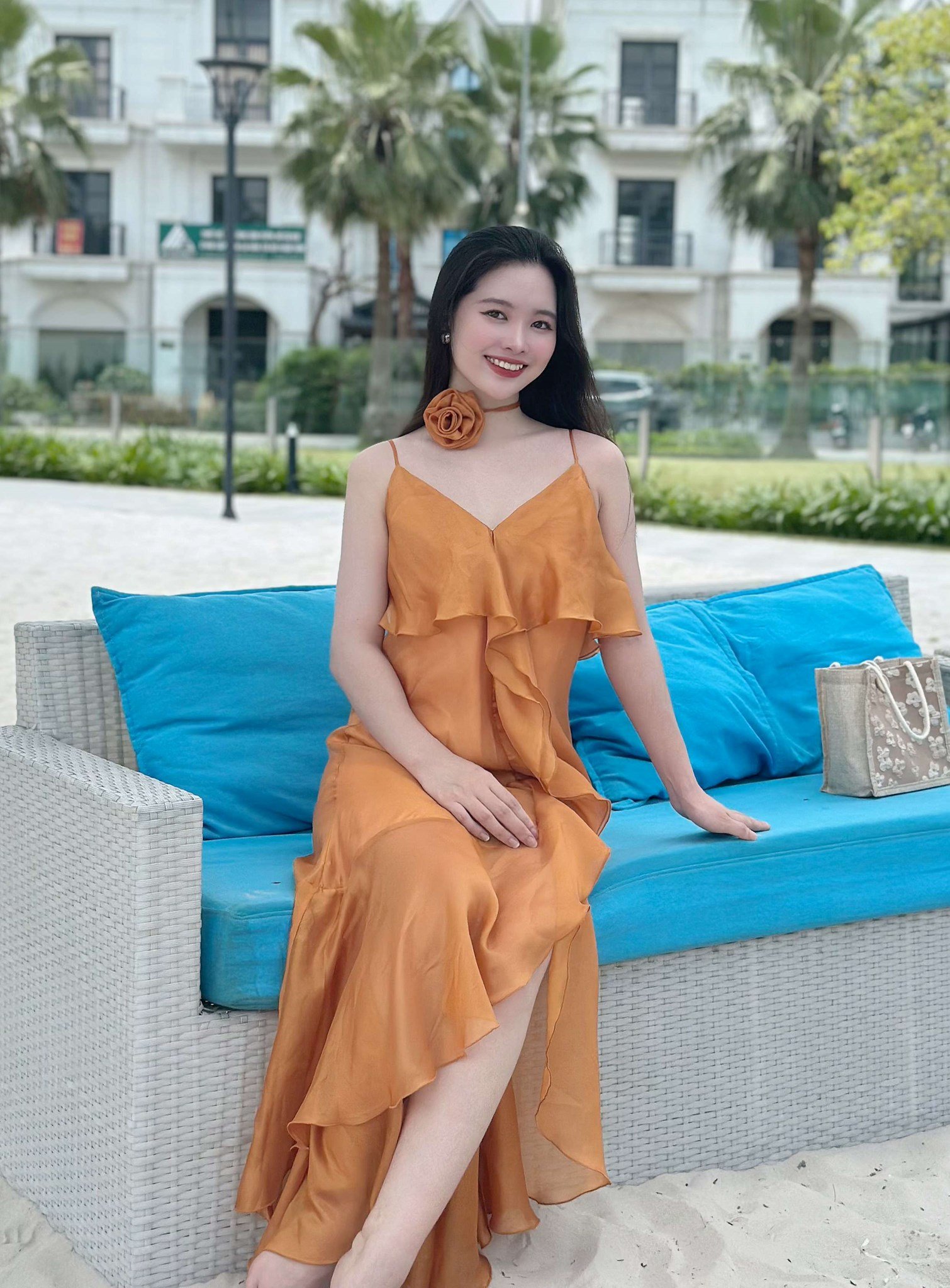 Đầm suông bèo đổ có hoa buộc cổ