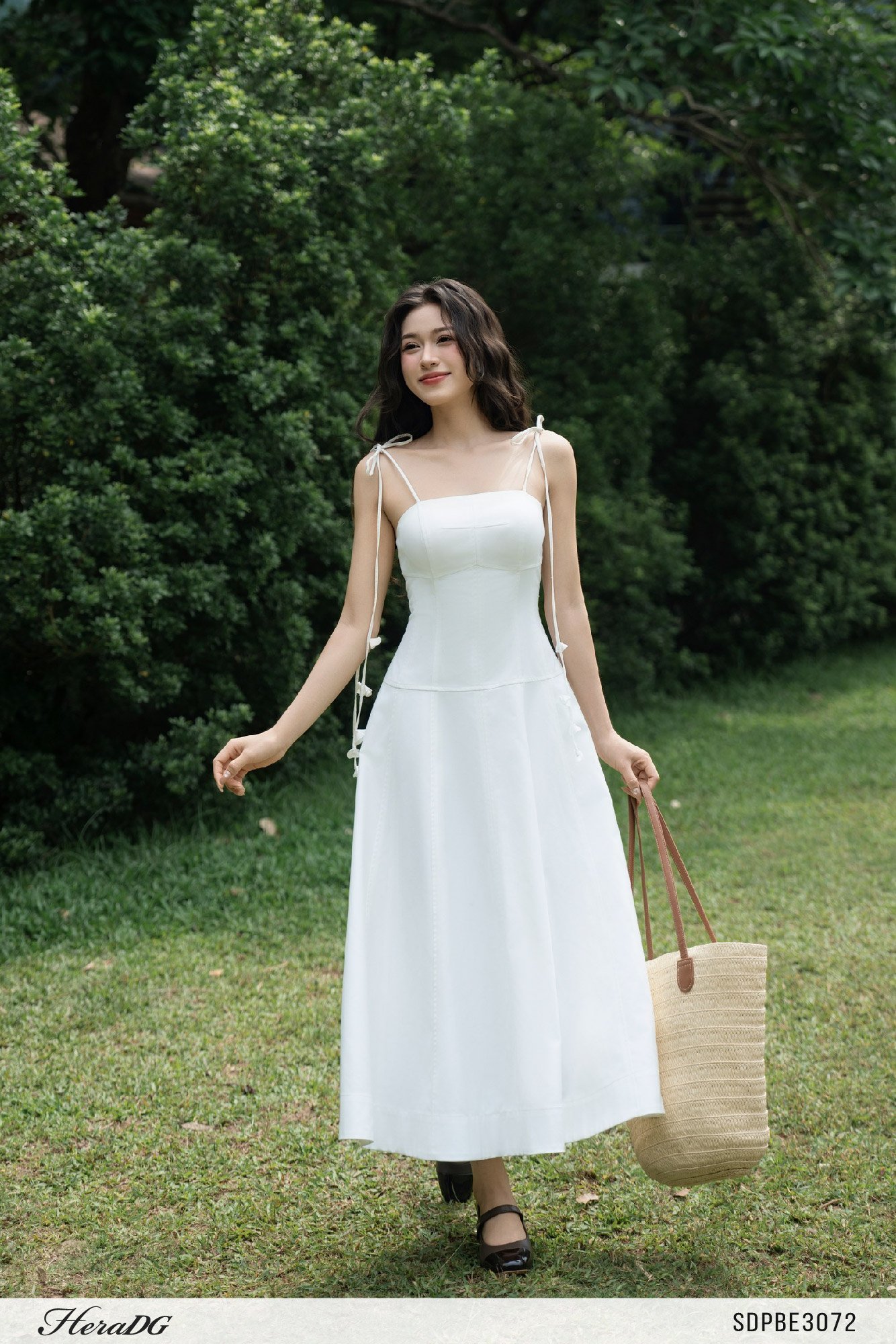 Đầm xoè 2 dây đính dây hoa trang trí