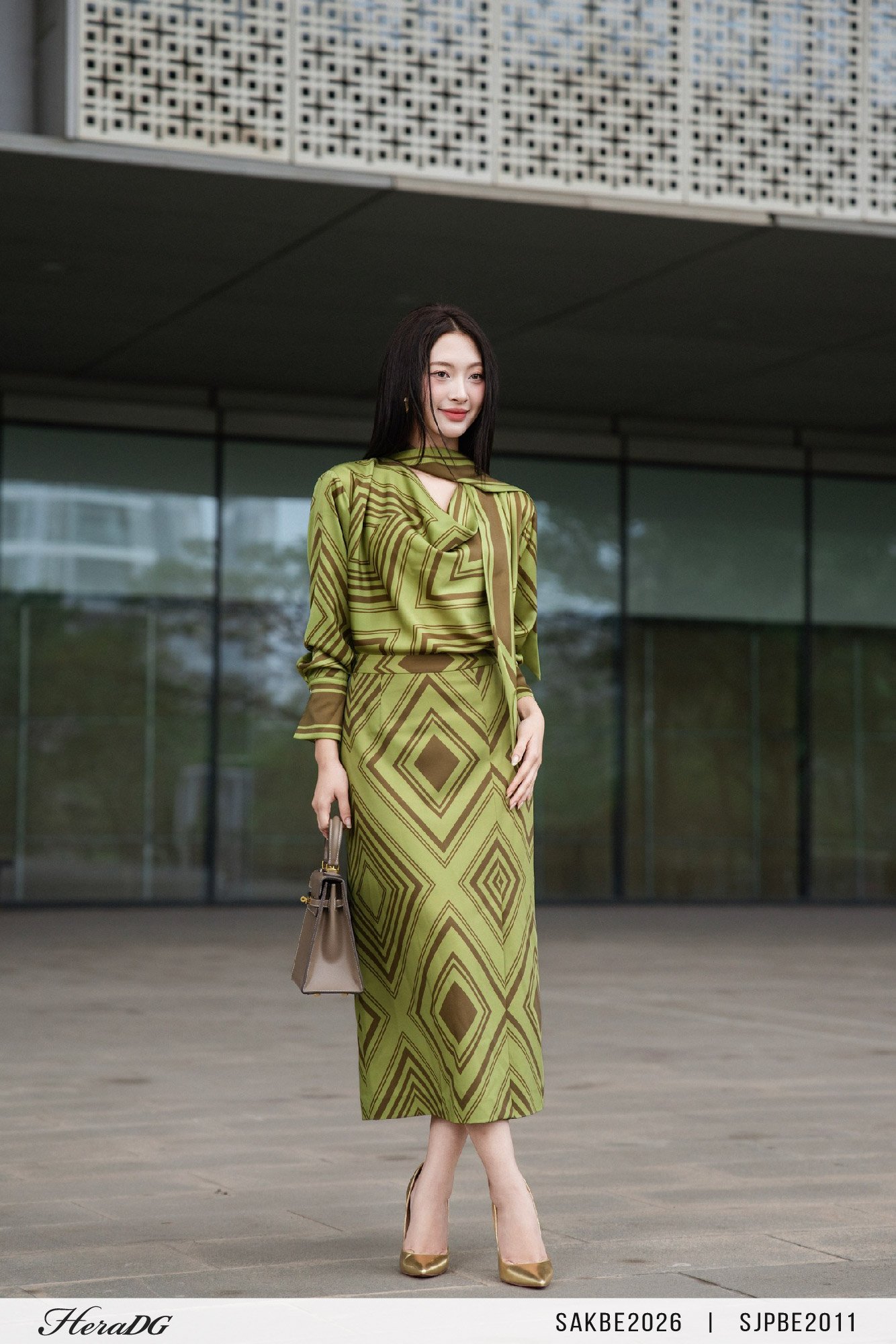 Chân váy suông xẻ đùi