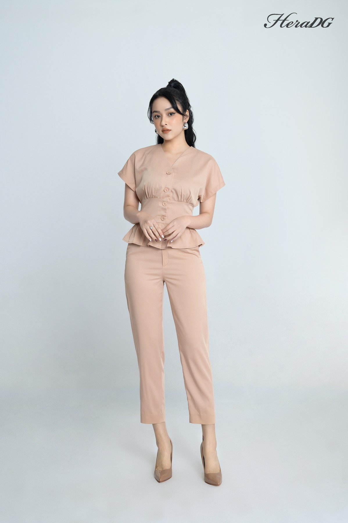 Áo cổ V nhún chân ngực và eo