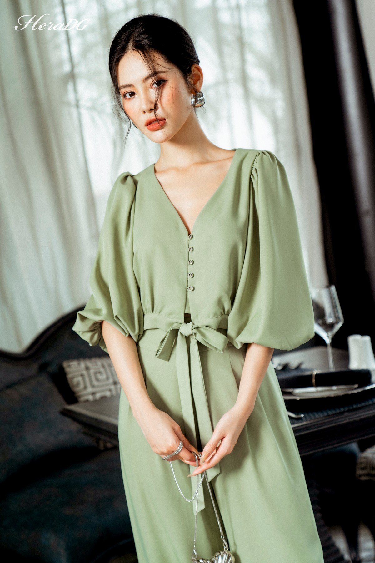 Áo tay bồng, thắt nơ eo