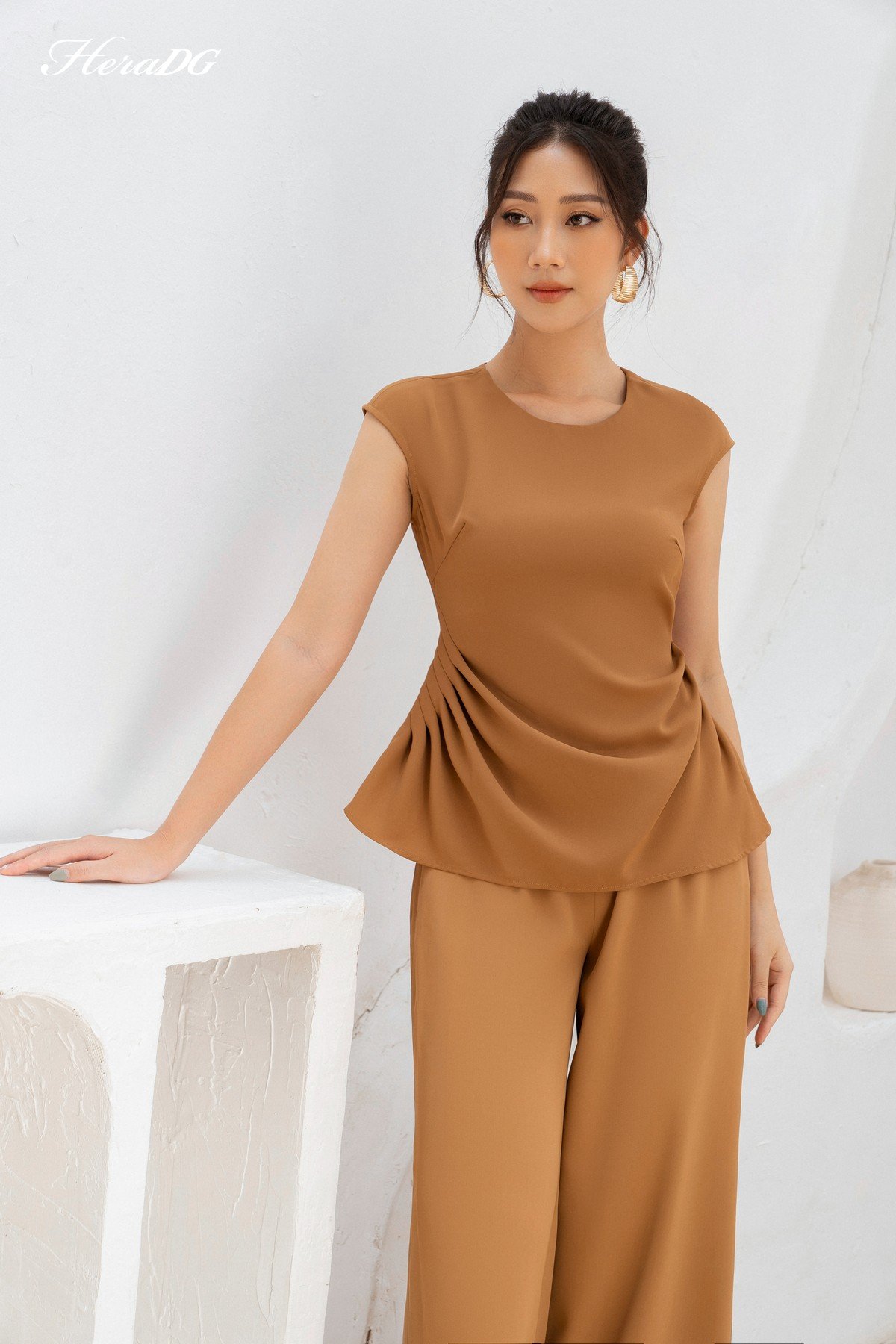 Áo vai chờm, cổ tim