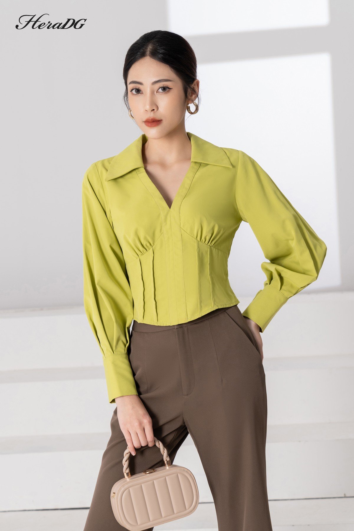Áo nhún ngực, khoá sườn