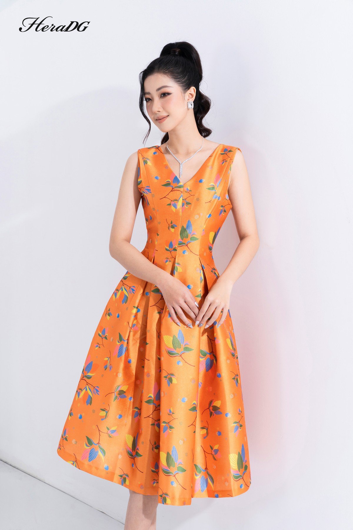 Đầm xoè cổ V