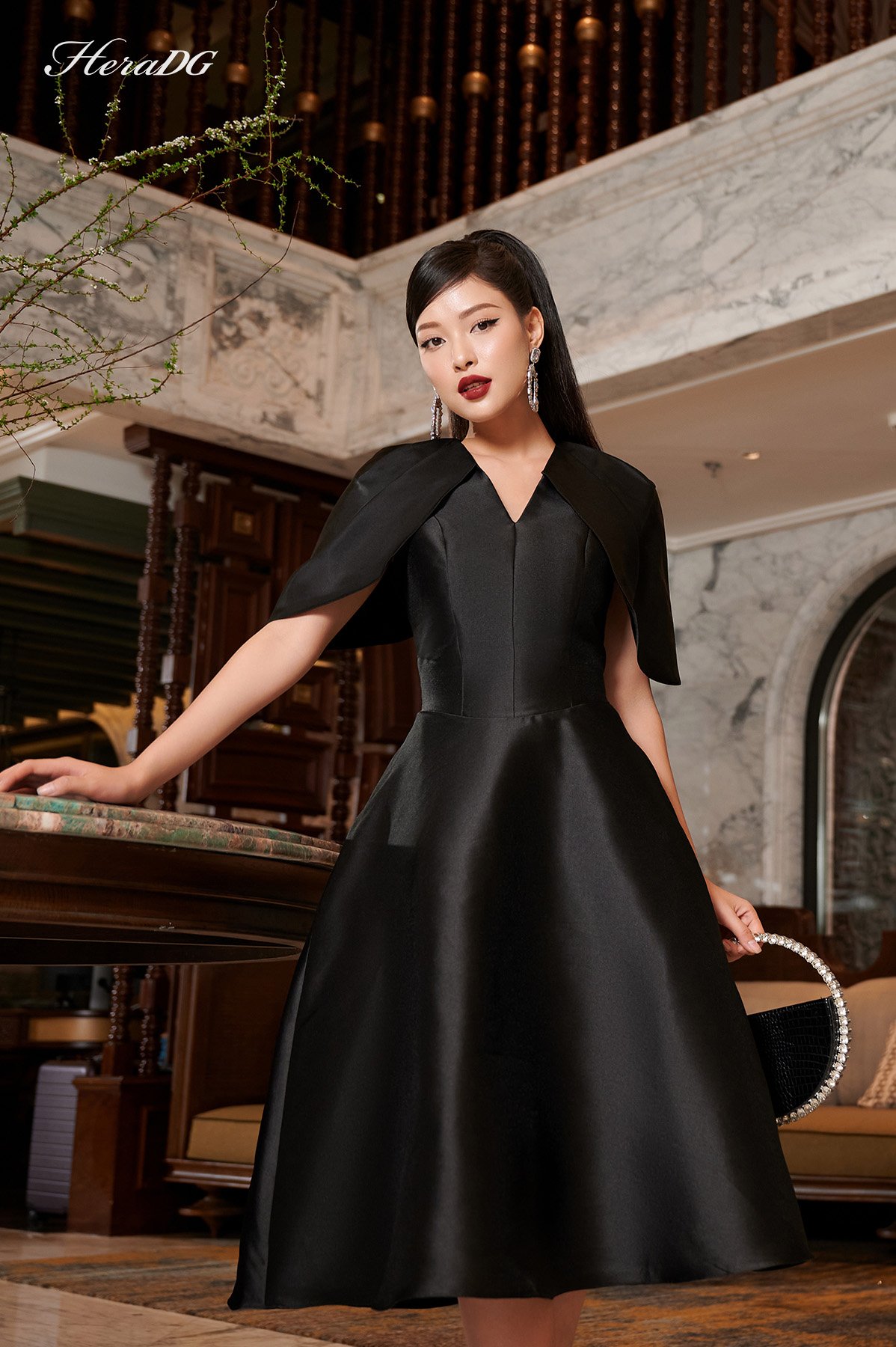 Đầm xoè phủ vai
